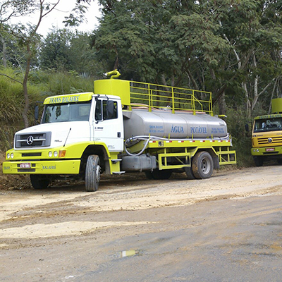 Abastecimento de água com caminhão pipa